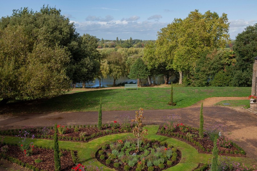Oatlands Park Hotel Gardens