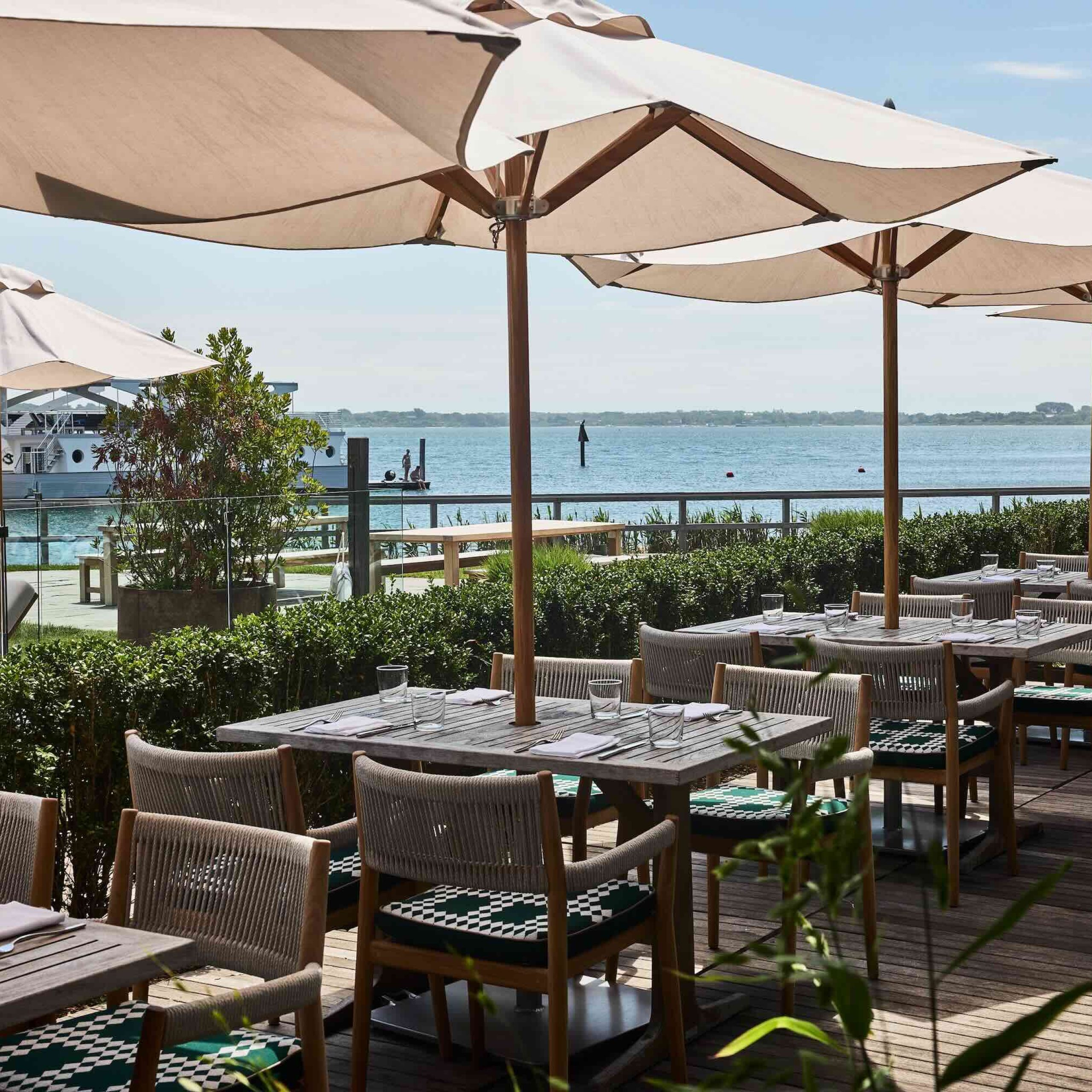 Alba Spiaggia features indoor and outdoor seating